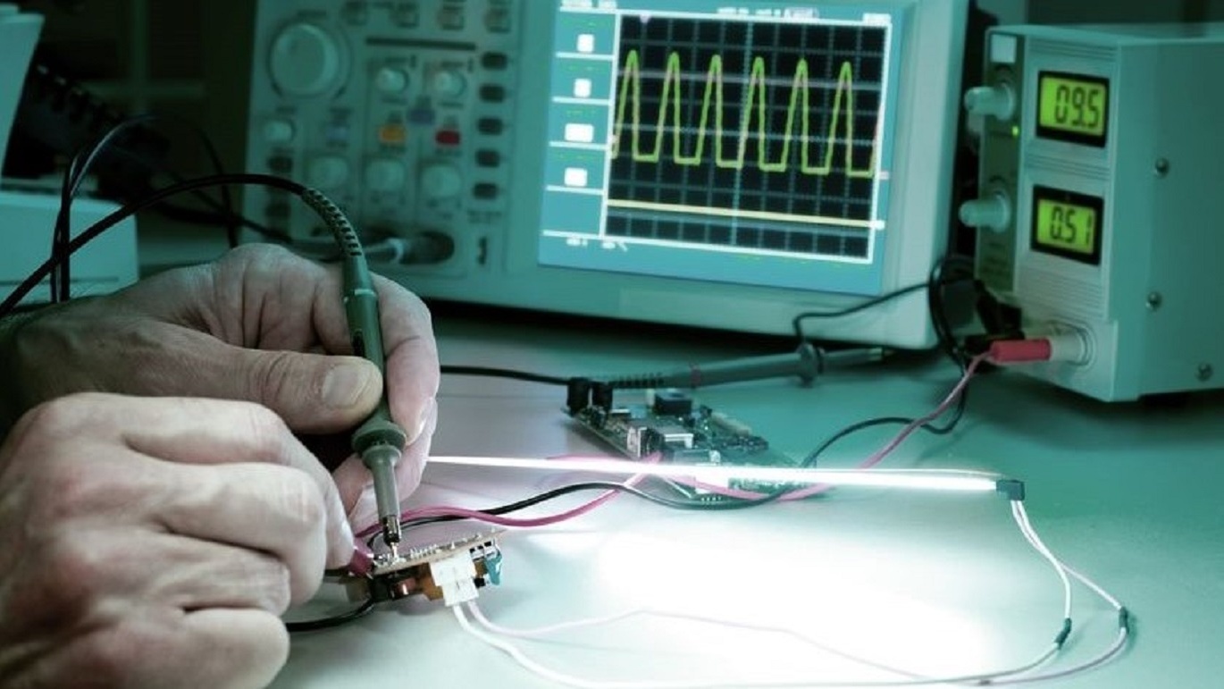 ingenieur-technik-jobs – Techniker testet elektronisches Gerät